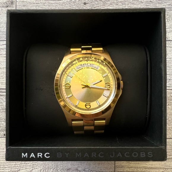 MARC by Marc Jacobs Women’s Wrist Watch. Gold-Toned Band. - Picture 2 of 12